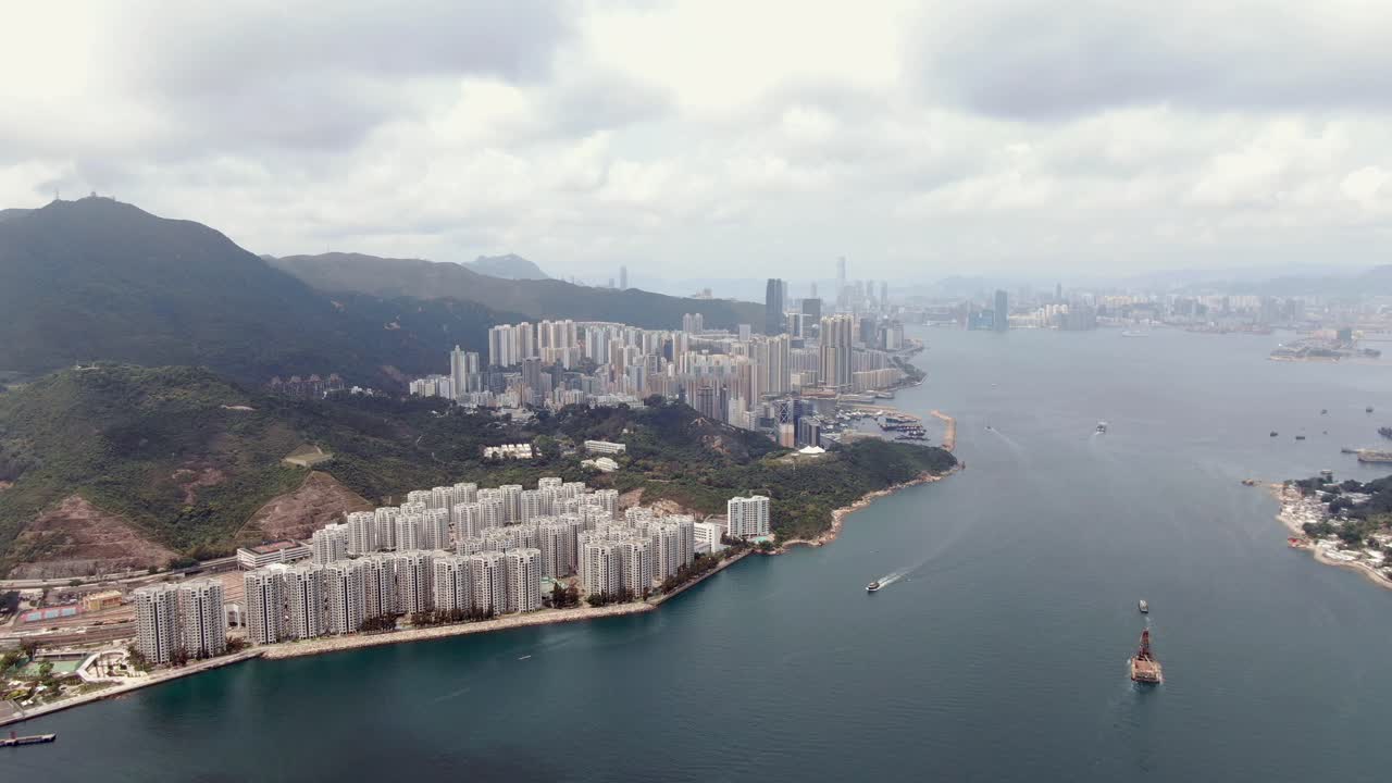 edificios residenciales frente al mar en la bahía de hong kong, vista aérea