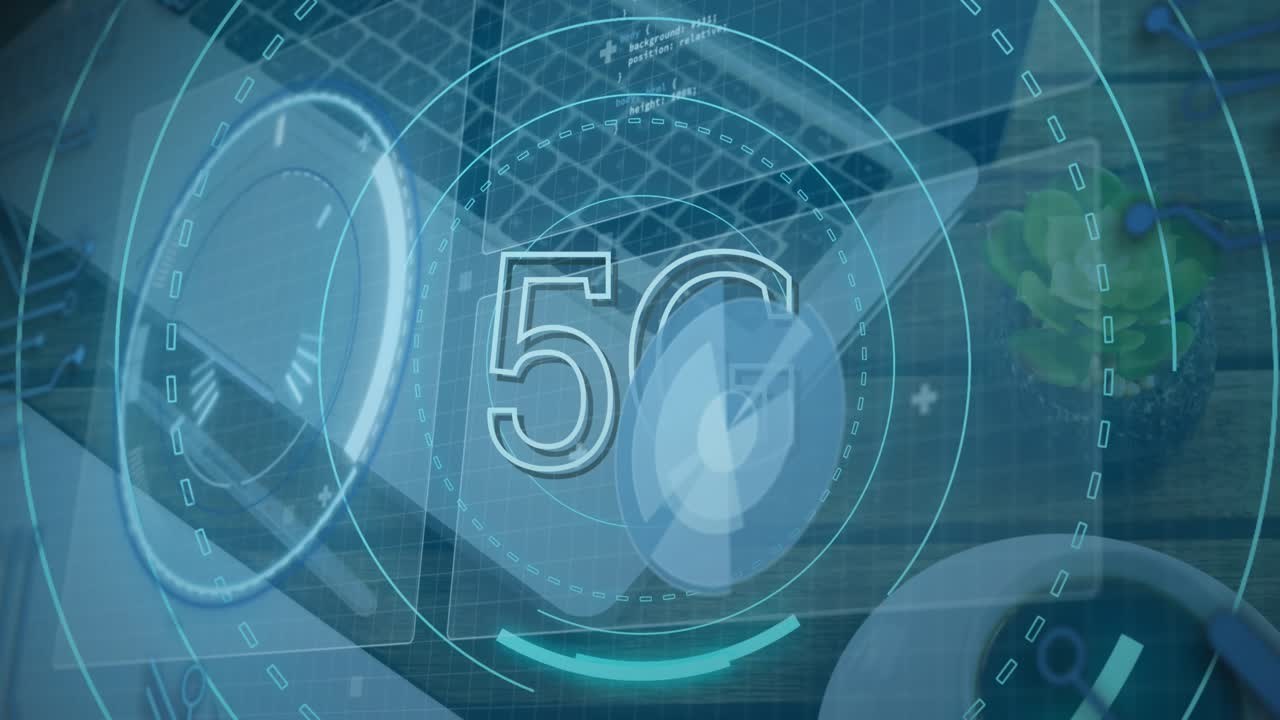 Animazione di scansione della portata con testo 5G ed elaborazione dati su una scrivania con laptop