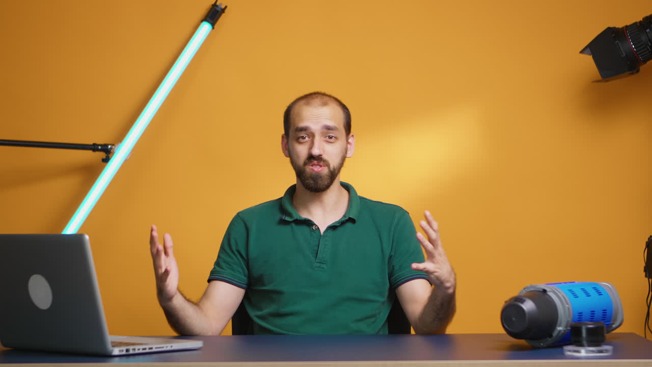 el vlogger emocionado graba el video