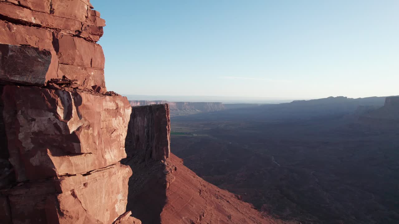 sobre las rocas rojas: imágenes de drones de la torre de castleton