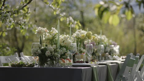 Romantisches-Abendessen-Im-Blühenden-Garten-Im-Frühling,-Blumen-Auf-Dem-Tisch,-Familienveranstaltung-Und-Feier