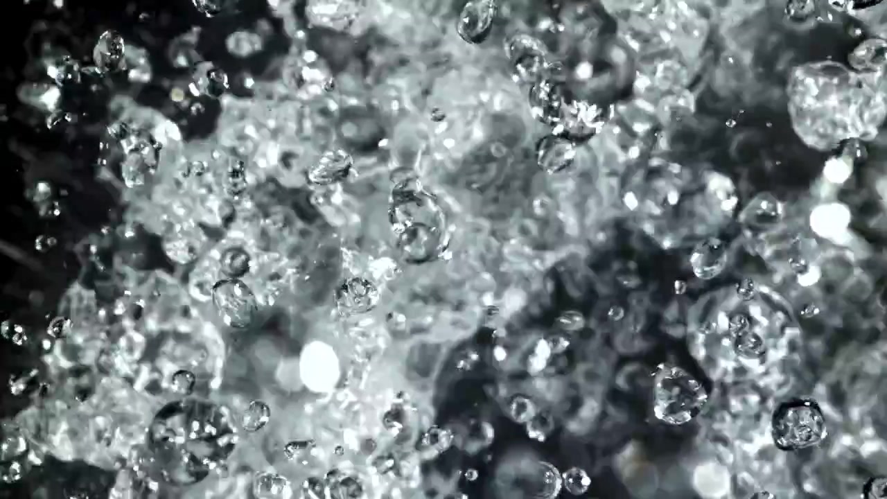 Primo piano di bolle e goccioline d'acqua limpida che salgono