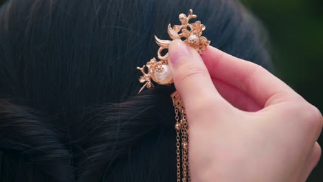 Chinese-Girl-get-Hair-Dressed-with-Hair-Pin