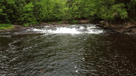 Drohnenbild,-Das-Der-Strömung-An-Den-Oxtongue-Falls-Im-Algonquin-Park,-Ontario---Kanada-Folgt