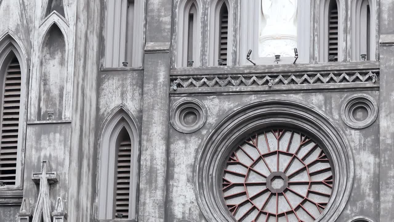 세인트 조셉 대성당의 시계와 전면