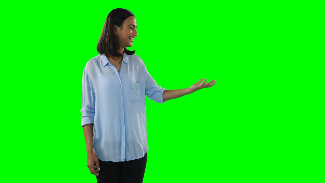 mujer sonriente haciendo un gesto de mano 4k