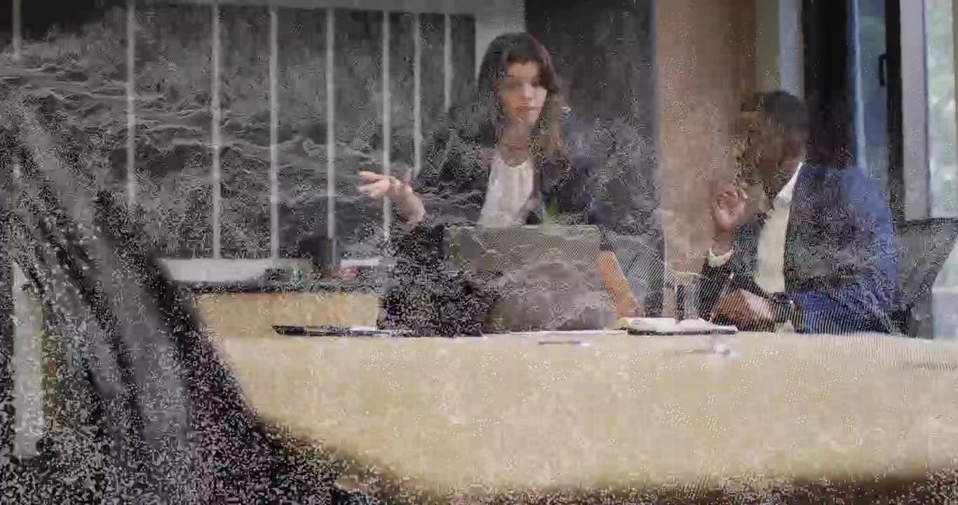 Femme penchée sur un ordinateur portable, initiant la mise en évidence de documents pour une discussion commerciale