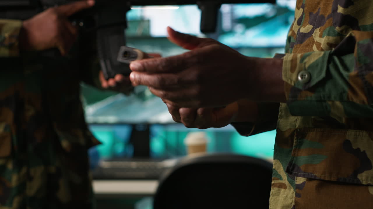 oficiales militares haciendo mantenimiento de armas en la sala de guerra