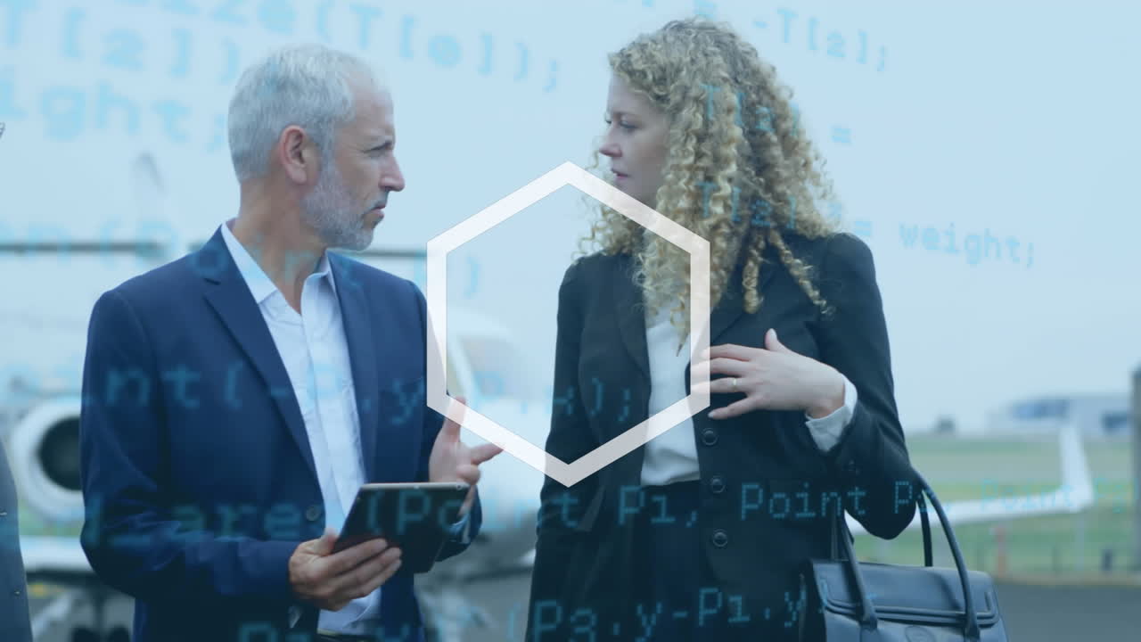 animación de formas y datos giratorios, sobre personas de negocios que usan tablets hablando al lado del avión