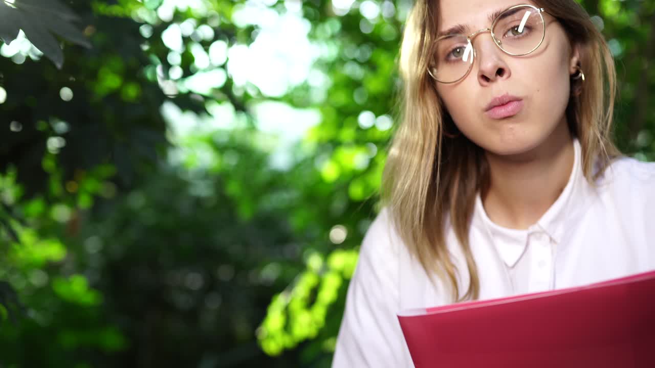 mujer leyendo al aire libre