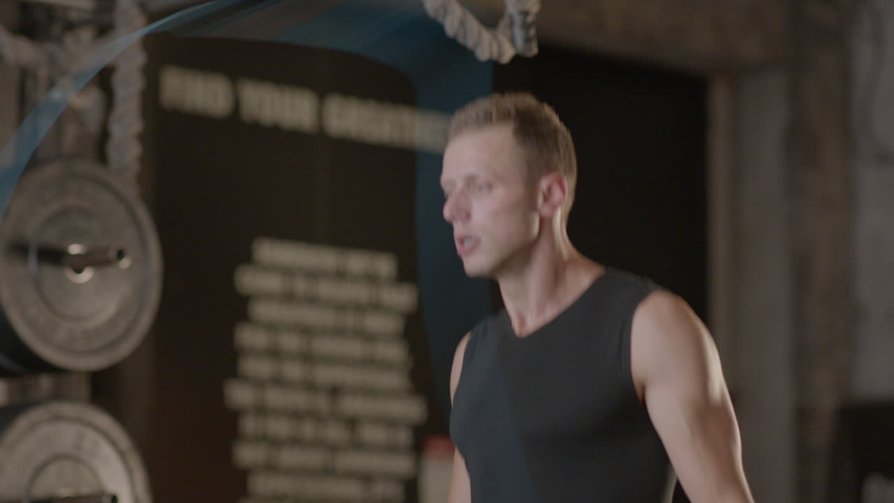 체육관 에서 운동 하는 남자