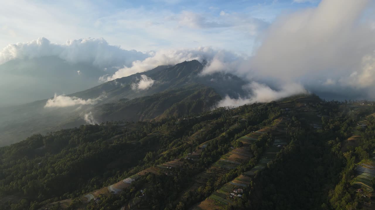 impresionantes imágenes aéreas de drones de la zona de mt batur en bali, que muestran el majestuoso paisaje volcánico, los paisajes exuberantes y las vistas impresionantes