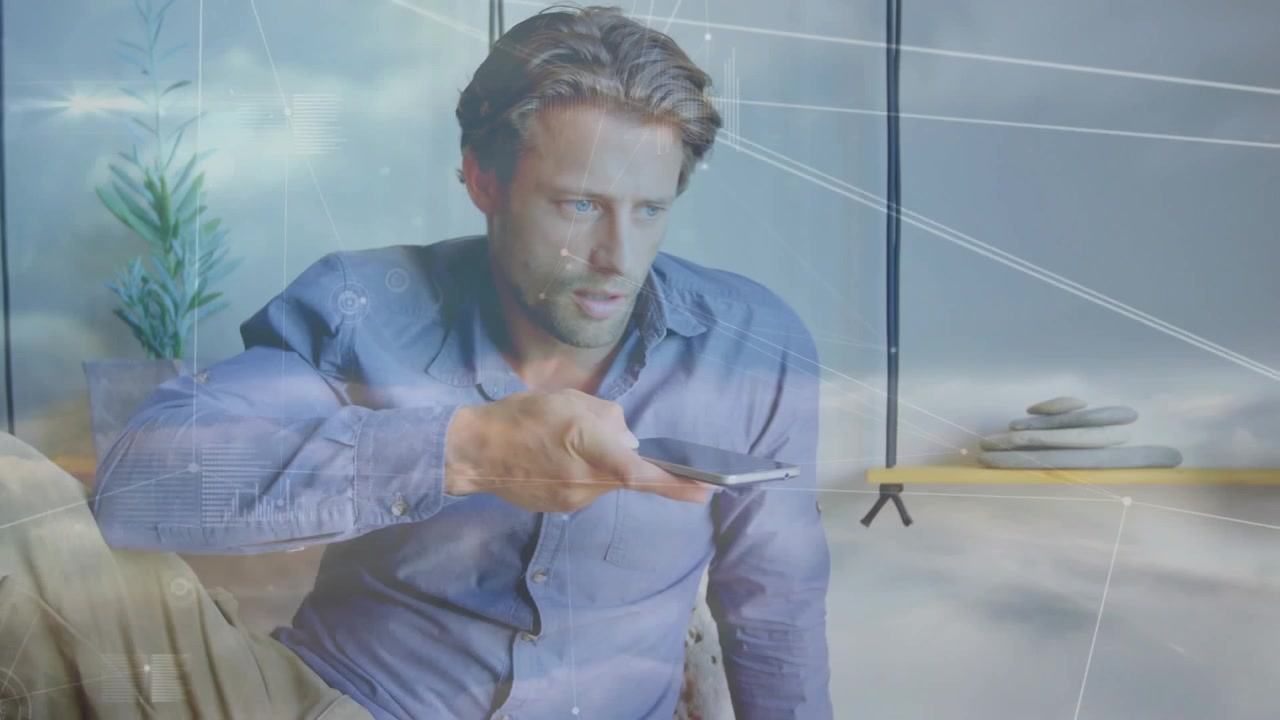 Hombre de mediana edad tocando el teléfono, extendiéndolo hacia afuera, usando el dispositivo como control remoto con HUD tecnológico sobre la interfaz de usuario.