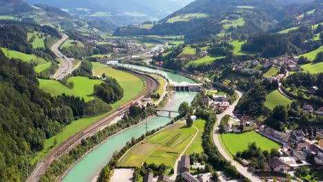 ciudad de werfen en el valle de salzach con río turquesa, cerca de salzburgo, alpes austríacos, austria, europa