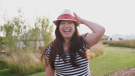 Retrato-De-Una-Mujer-Madura-Sonriente-Visitando-Un-Camping-De-Yurtas-En-El-Campo