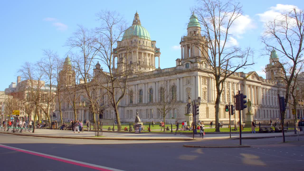 Timelapse 4K 30FPS del Municipio di Belfast a Belfast, Irlanda del Nord, in una luminosa giornata di sole. Prodotto con colori Rec709.