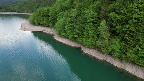 view of lakeshore klöntalersee glarus kanton, switzerland
