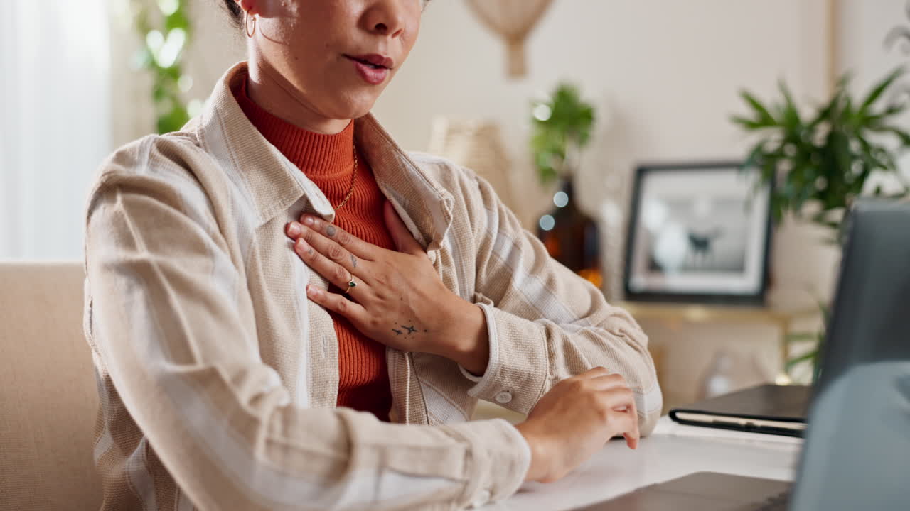 비디오 통화 중 기침하는 여성