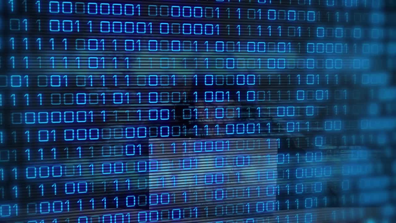 animación del procesamiento de datos sobre un hacker caucásico usando una computadora portátil