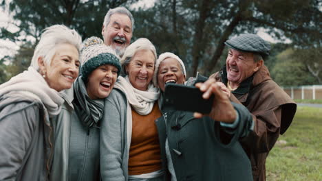 emocionado, selfie y grupo de amigos mayores