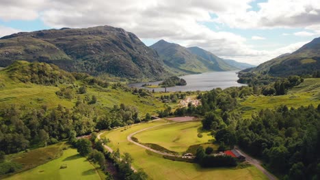 impresionantes vistas aéreas de glenfinnan en las tierras altas escocesas, escocia, reino unido