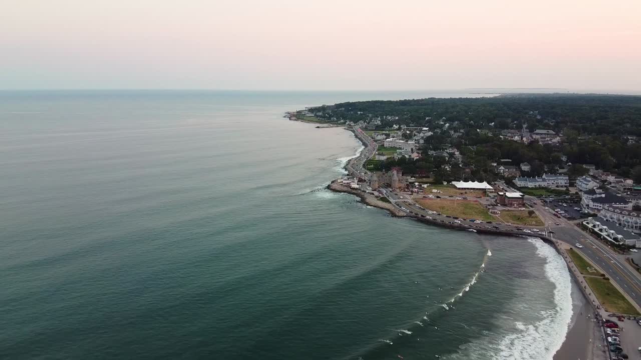 imágenes de drones de la playa de narragansett en rhode island con las hermosas torres de narragansett