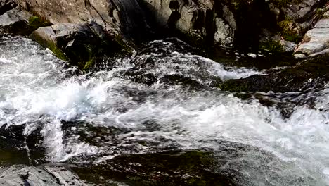 imágenes de corriente rápida en la montaña