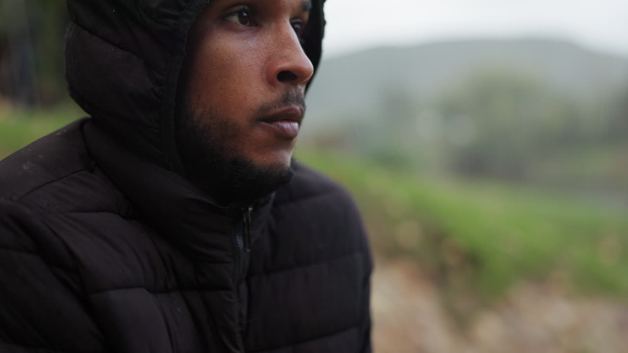 hombre, pensando y caminando por la mañana para la aventura