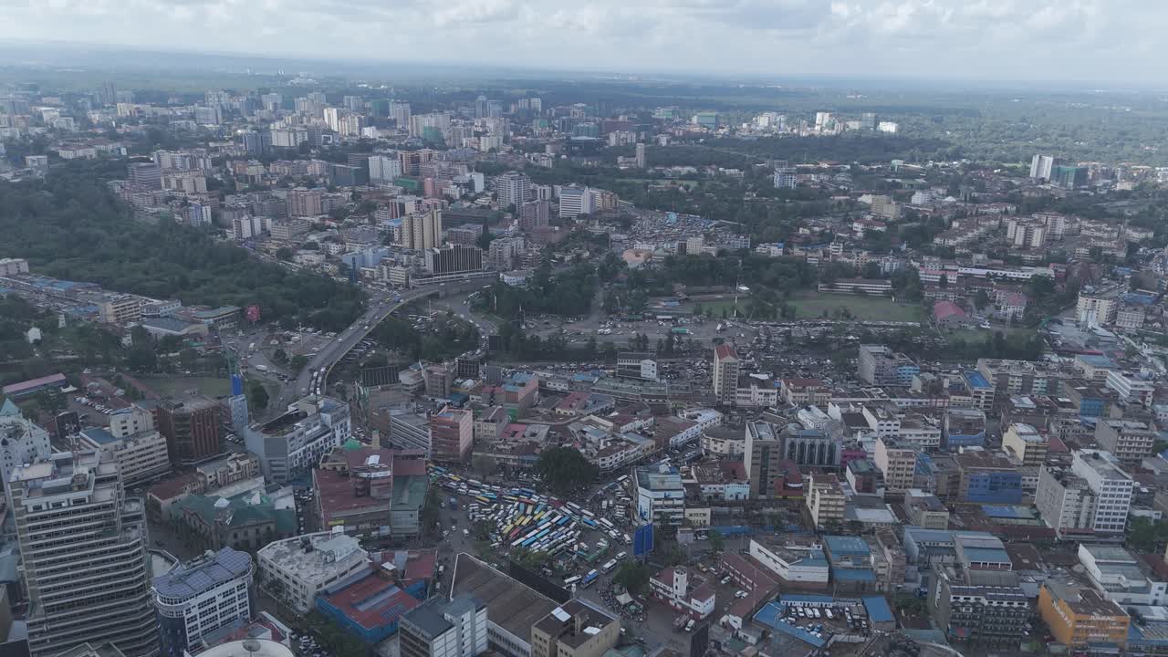 Uno splendido filmato aereo realizzato con drone del quartiere centrale degli affari di Nairobi, in Kenya, che mostra gli spazi adibiti a uffici urbani, le moderne aree residenziali, la Nairobi Expressway e Waiyaki Way. Ripresa effettuata durante il giorno.