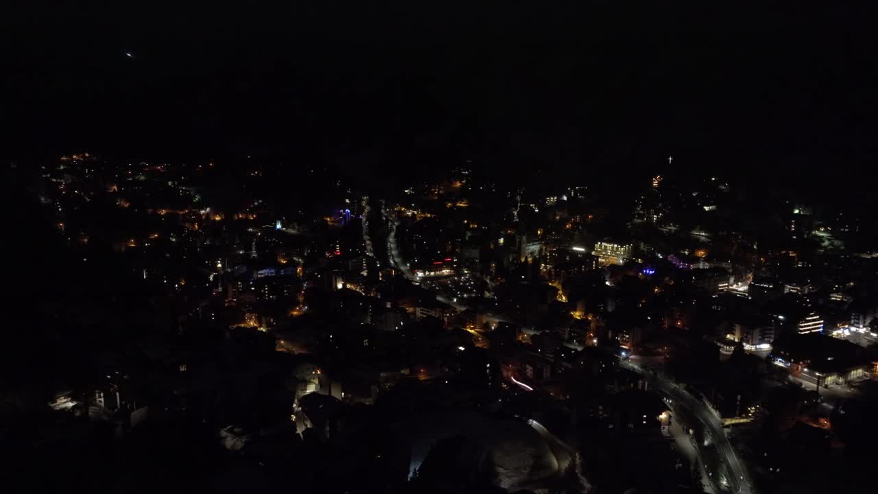 vista aérea nocturna de la ciudad de la estación de esquí de zermatt por la noche.