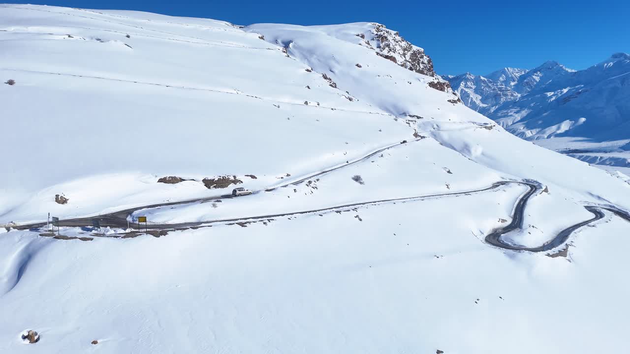 camino de montaña nevado