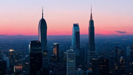 el amanecer ilumina el horizonte de la ciudad de nueva york, proyectando un cálido resplandor dorado en los altos rascacielos y el paisaje urbano.