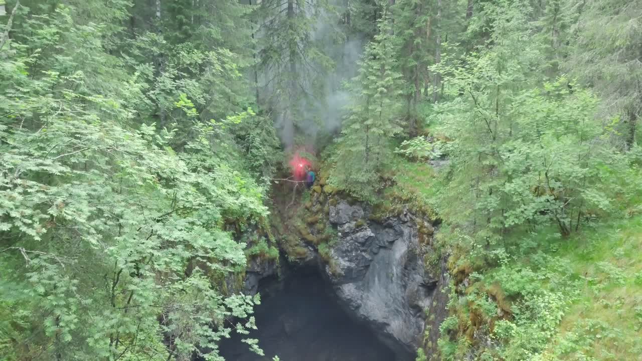 연기 신호와 함께 숲 동굴 탐사