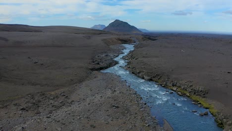 Fliegen-Einer-Drohne-Entlang-Eines-Flusses-Mit-Reinem-Und-Frischem-Kaltem-Wasser-Im-Hochland-Von-Island
