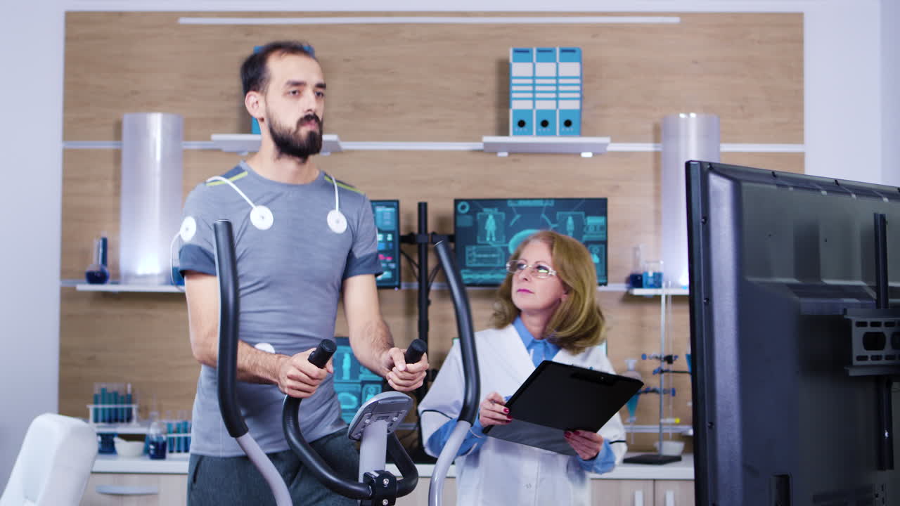 몸 에 전극 을 붙여 달리는 남자 운동 선수