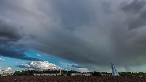 una tormenta golpea un pequeño pueblo europeo - dramático lapso de tiempo de cloudscape