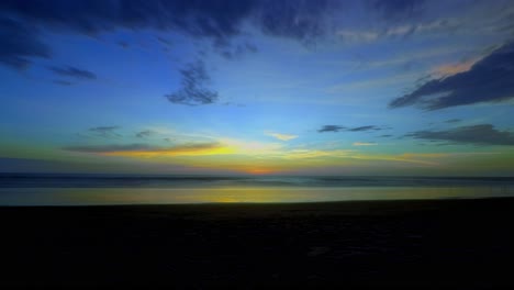 Blick-Auf-Den-Sonnenuntergang-Vom-Strand-Von-Canoa-In-Ecuador,-Mit-Vorbeikommenden-Menschen-Und-Wunderschönen-Farben
