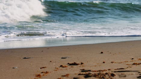 olas rompiendo en una playa de arena