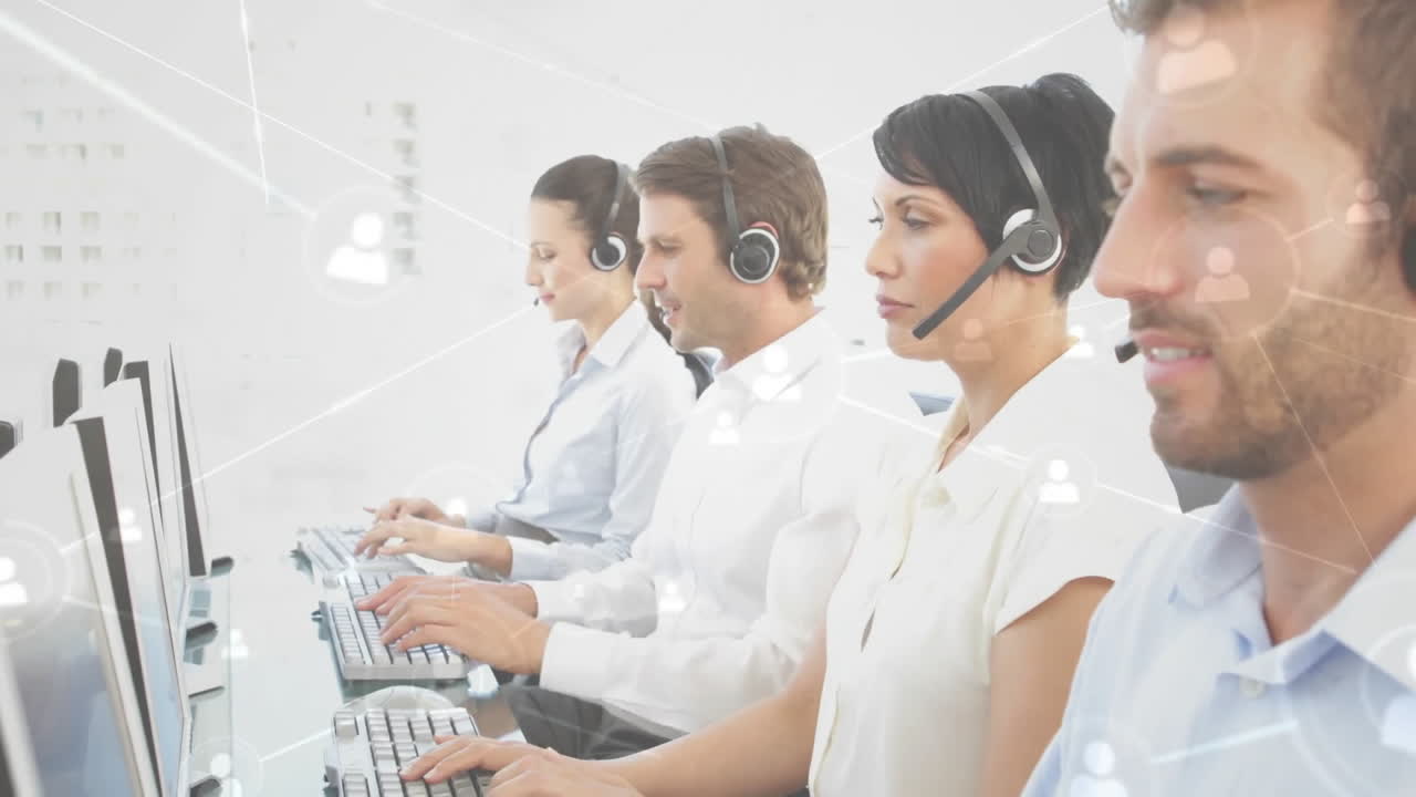 animación de iconos conectados, diversos agentes de call center hablando con clientes que llevan auriculares