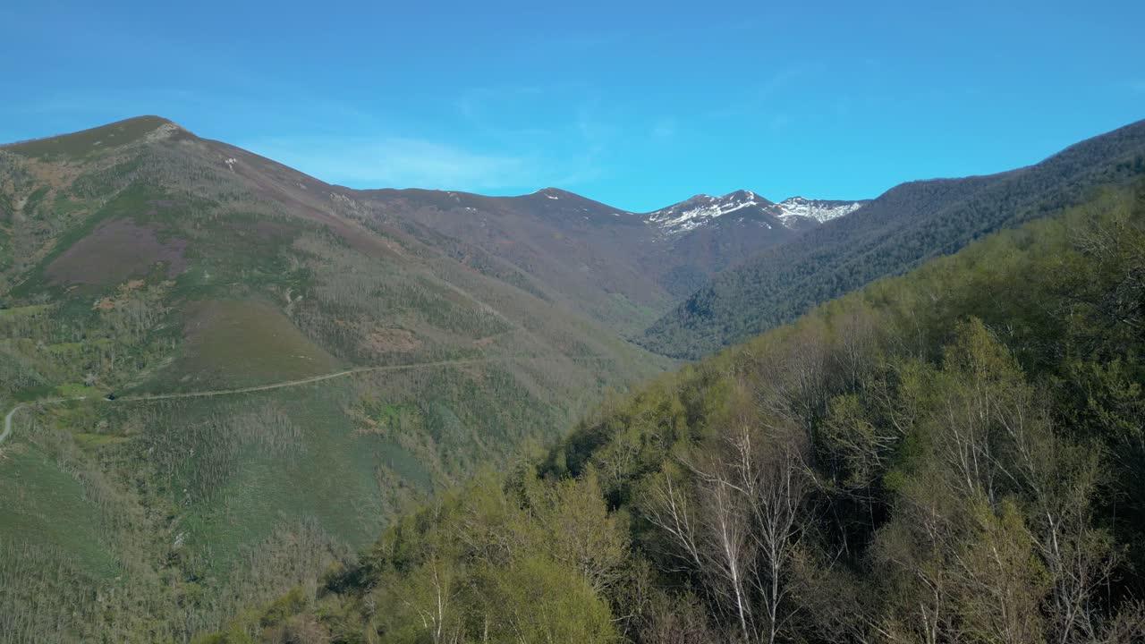 vista aérea de la vegetación y las montañas en piornedo, galicia, españa - toma de avión no tripulado