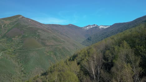 Vista-Aérea-De-La-Vegetación-Y-Las-Montañas-En-Piornedo,-Galicia,-España---Disparo-De-Drones