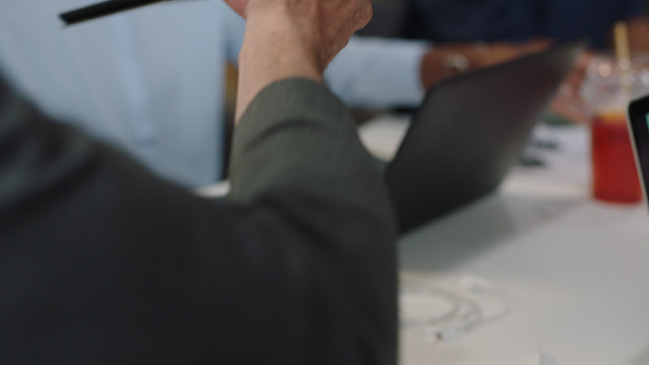 diversos empresarios se reúnen usando tabletas digitales discutiendo proyectos de investigación de marketing compartiendo ideas grupo de gestión colaborando planeando iniciar la empresa crecimiento desarrollo en la oficina