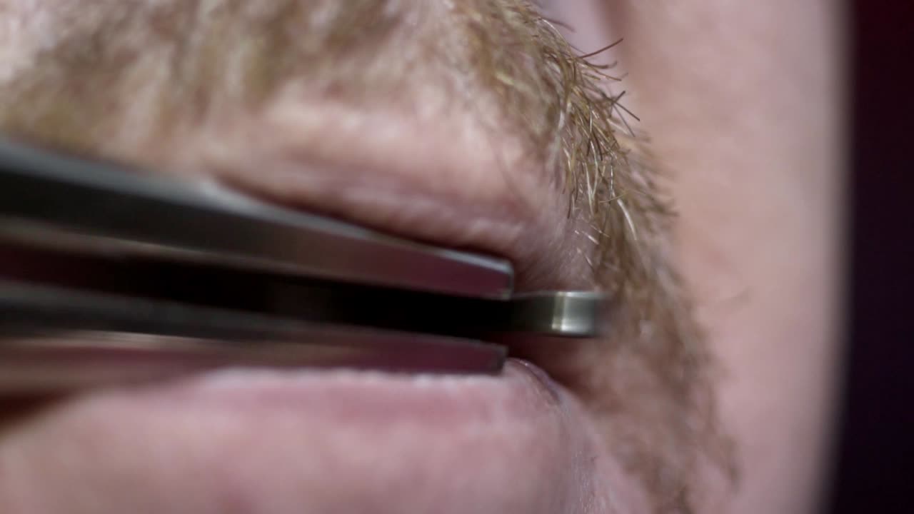 primer plano de un hombre tocando un órgano bucal