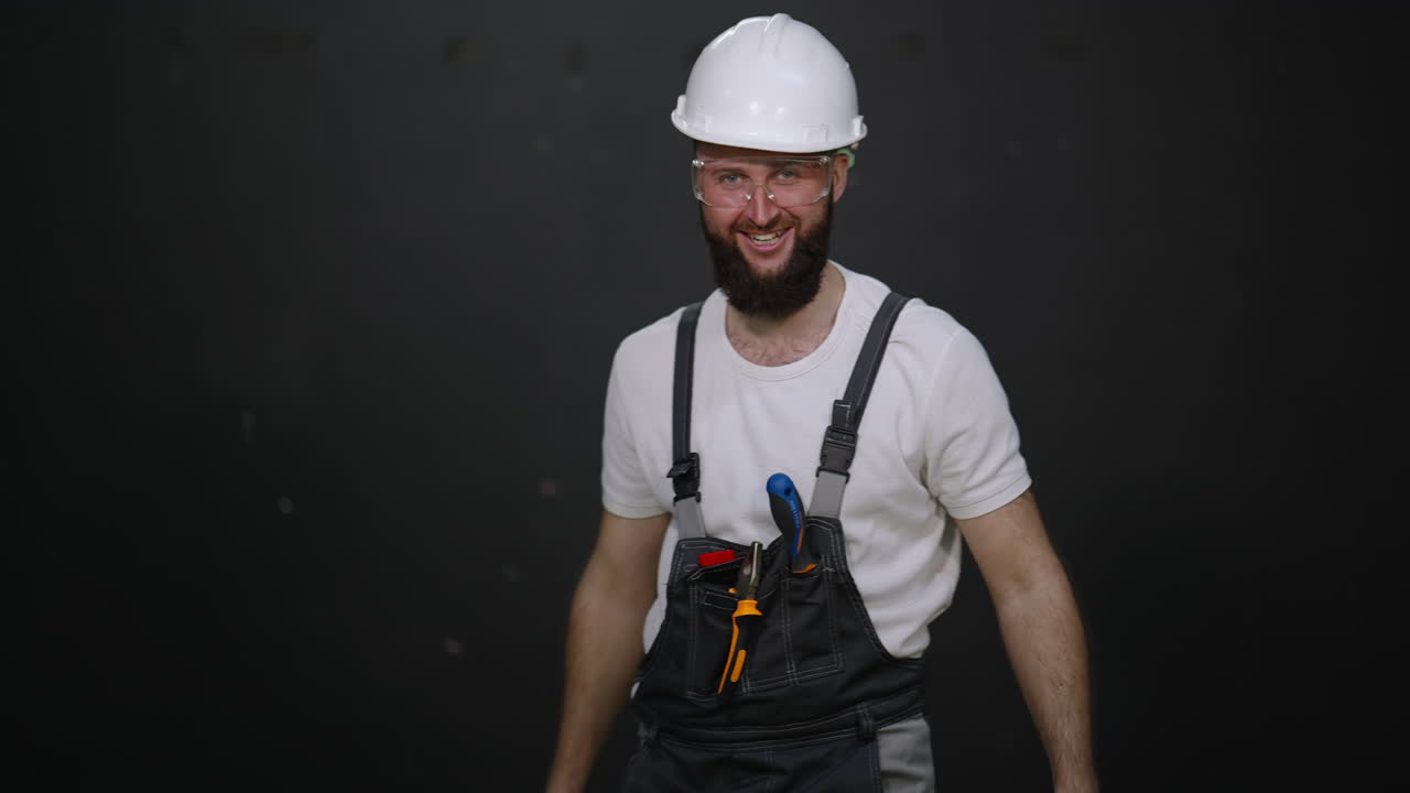 trabajador de la construcción sonriente