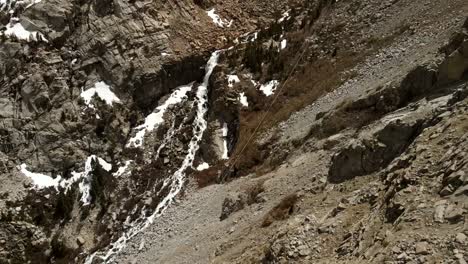 Von-Einer-Drohne-Aufgenommene-Luftaufnahmen-Des-Yosemite-Nationalparks-Zeigen-Ein-Malerisches-Bild-Von-Wasserschmelzen-Aus-Dem-Schnee,-Der-Den-Berg-Hinuntergleitet