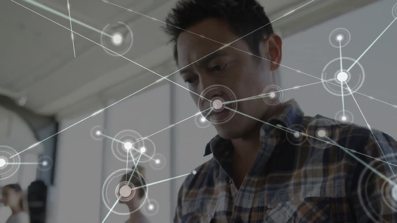 animación de redes de conexiones a través de empresarios biraciales que usan teléfonos inteligentes.