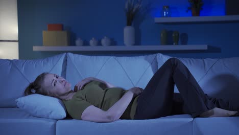 la mujer acostada en el sofá está llorando.