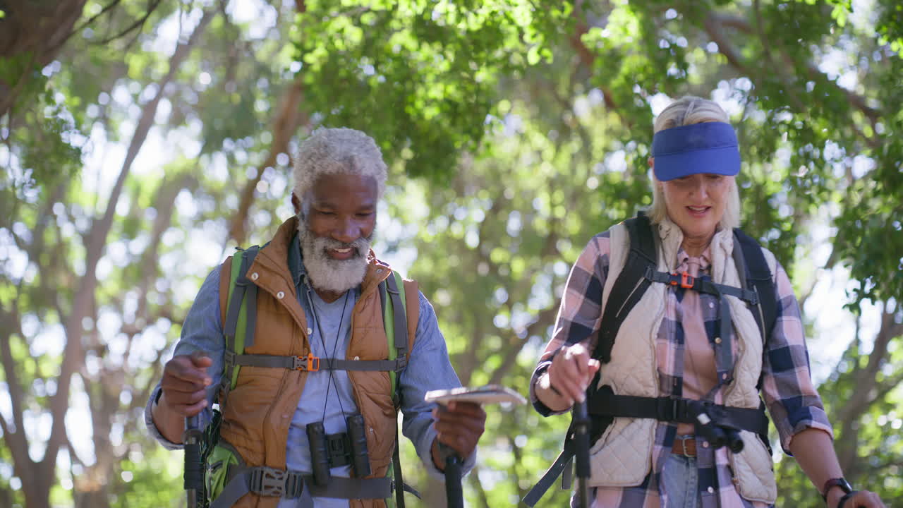 una pareja de ancianos haciendo senderismo en el bosque.