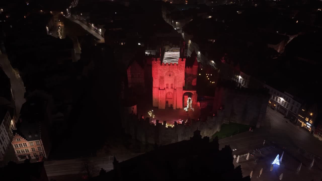 Luci spente a Gand: La Cattedrale di San Bavone si oscura contro lo skyline notturno.