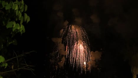 Wunderschönes-Feuerwerk-In-Der-Nacht.-Feier.-Party.-Festlich